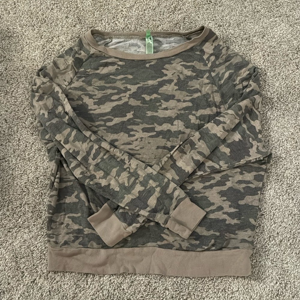 Honeydew crew neck sweatshirt. Camo print. Light peeling. Size small. Loose fit